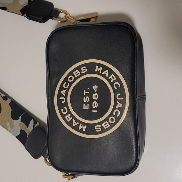 Marc Jacobs Handbags - Marc Jacobs Black Leather Crossbody Bag